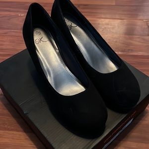 Bought theses for a new job and then never put them on. Brand new never worn